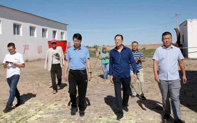 中墾乳業(yè)集團來定考察萬噸奶牛養(yǎng)殖項目