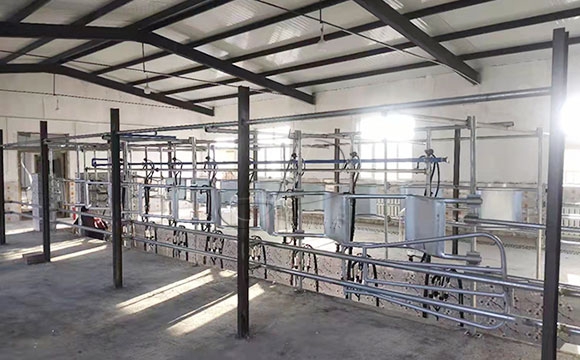 中置式<a href=/ target=_blank class=infotextkey>擠奶機(jī)</a>