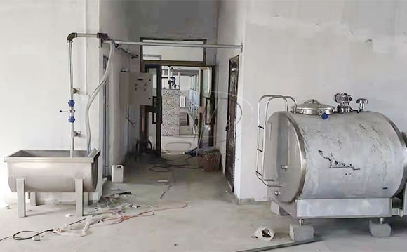 中置式<a href=/ target=_blank class=infotextkey>擠奶機(jī)</a>